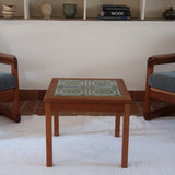 Table basse vintage en teck des années 60 avec plateau carré en céramique à motif.