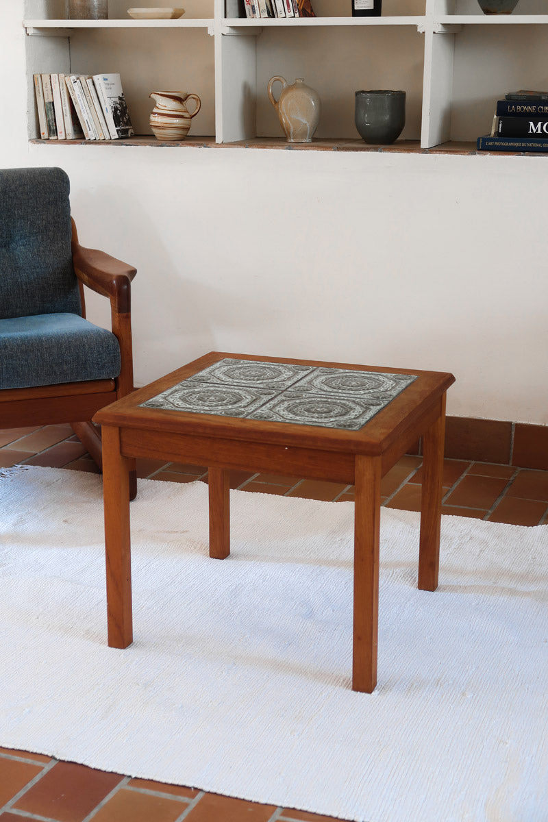 Table basse vintage en teck des années 60 avec plateau carré en céramique à motif.
