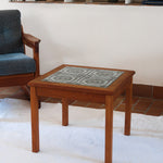 Table basse vintage en teck des années 60 avec plateau carré en céramique à motif.