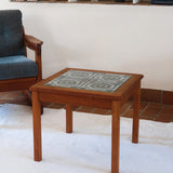 Table basse vintage en teck des années 60 avec plateau carré en céramique à motif.