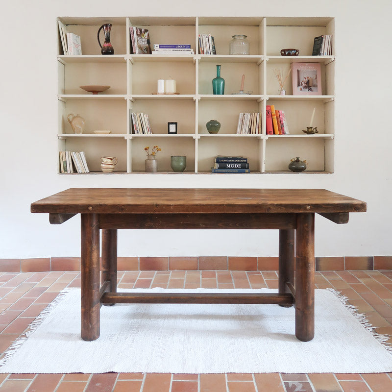 Table brutaliste 8 personnes George Robert en bois massif teinté foncé France années 70, plateau à nœuds apparents, 4 pieds cylindriques massifs, entretoise en H