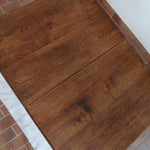 Table à manger vintage en chêne massif, pieds tournés à bobines, socle plein, plateau ouvrant central, art déco rustique esprit Charles Dudouyt