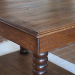 Table à manger vintage en chêne massif, pieds tournés à bobines, socle plein, plateau ouvrant central, art déco rustique esprit Charles Dudouyt