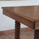 Table à manger vintage en chêne massif, pieds tournés à bobines, socle plein, plateau ouvrant central, art déco rustique esprit Charles Dudouyt