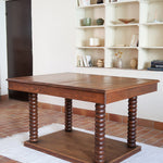 Table à manger vintage en chêne massif, pieds tournés à bobines, socle plein, plateau ouvrant central, art déco rustique esprit Charles Dudouyt