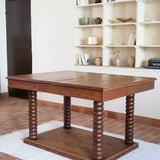 Table à manger vintage en chêne massif, pieds tournés à bobines, socle plein, plateau ouvrant central, art déco rustique esprit Charles Dudouyt