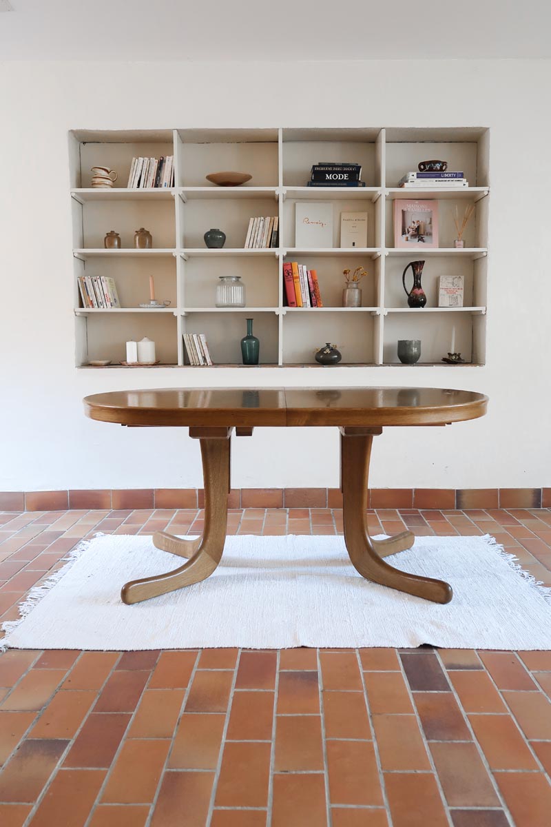 Table à manger ovale vintage en chêne massif, années 80, piètement sculptural en forme de patins, plateau en très bon état avec patine naturelle.