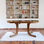 Table à manger ovale vintage en chêne massif, années 80, piètement sculptural en forme de patins, plateau en très bon état avec patine naturelle.