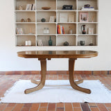 Table à manger ovale vintage en chêne massif, années 80, piètement sculptural en forme de patins, plateau en très bon état avec patine naturelle.