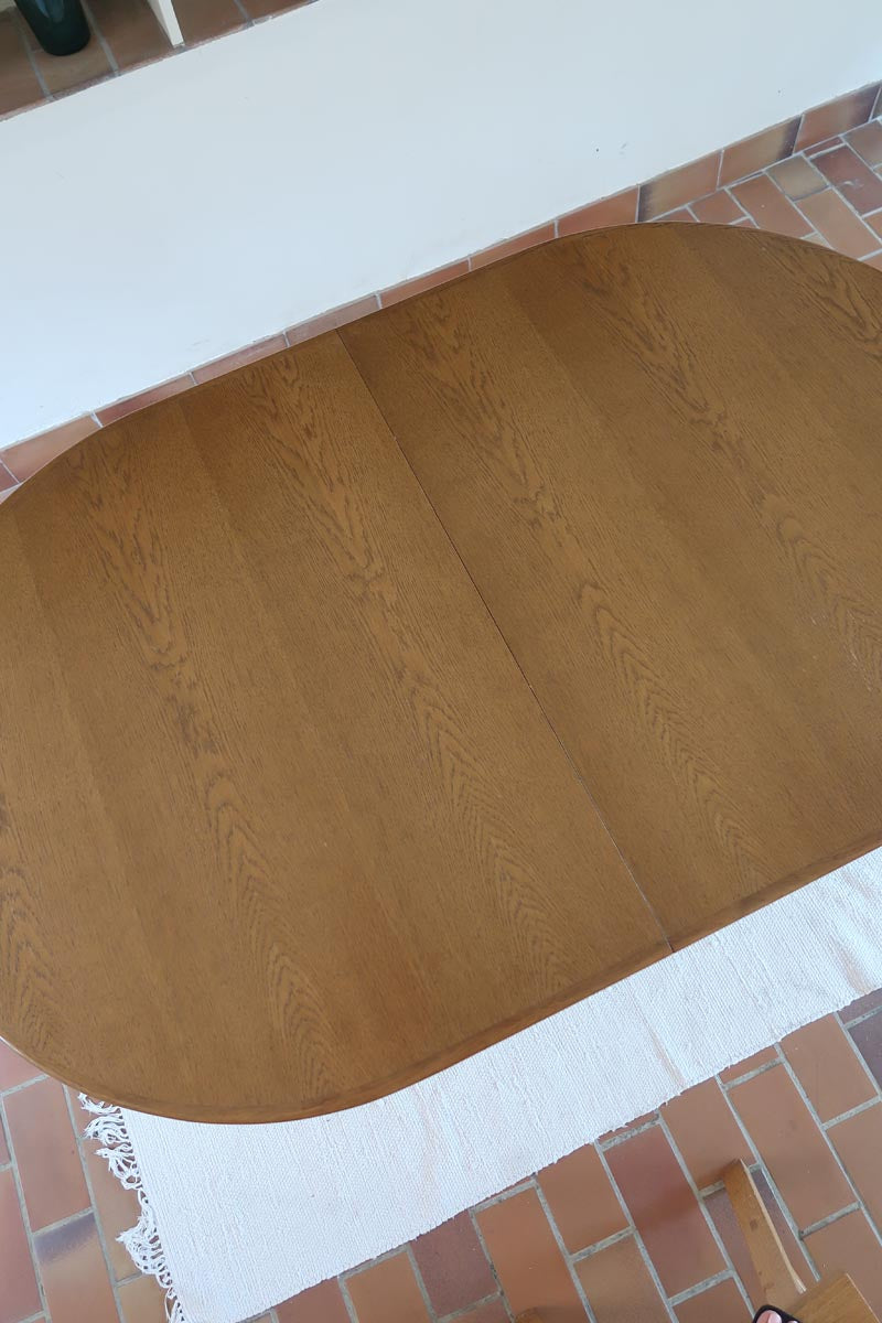 Table à manger ovale vintage en chêne massif, années 80, piètement sculptural en forme de patins, plateau en très bon état avec patine naturelle.