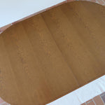 Table à manger ovale vintage en chêne massif, années 80, piètement sculptural en forme de patins, plateau en très bon état avec patine naturelle.