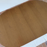 Table à manger ovale vintage en chêne massif, années 80, piètement sculptural en forme de patins, plateau en très bon état avec patine naturelle.