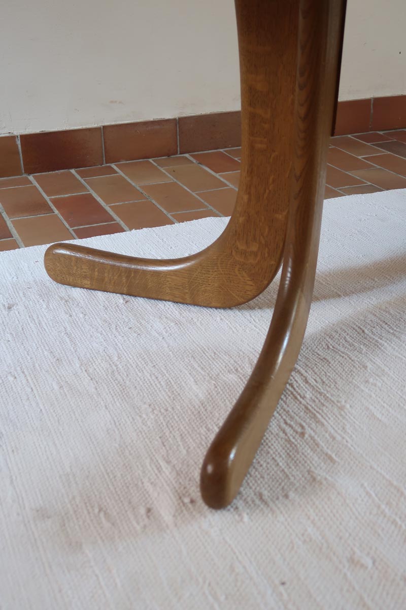 Table à manger ovale vintage en chêne massif, années 80, piètement sculptural en forme de patins, plateau en très bon état avec patine naturelle.