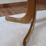 Table à manger ovale vintage en chêne massif, années 80, piètement sculptural en forme de patins, plateau en très bon état avec patine naturelle.