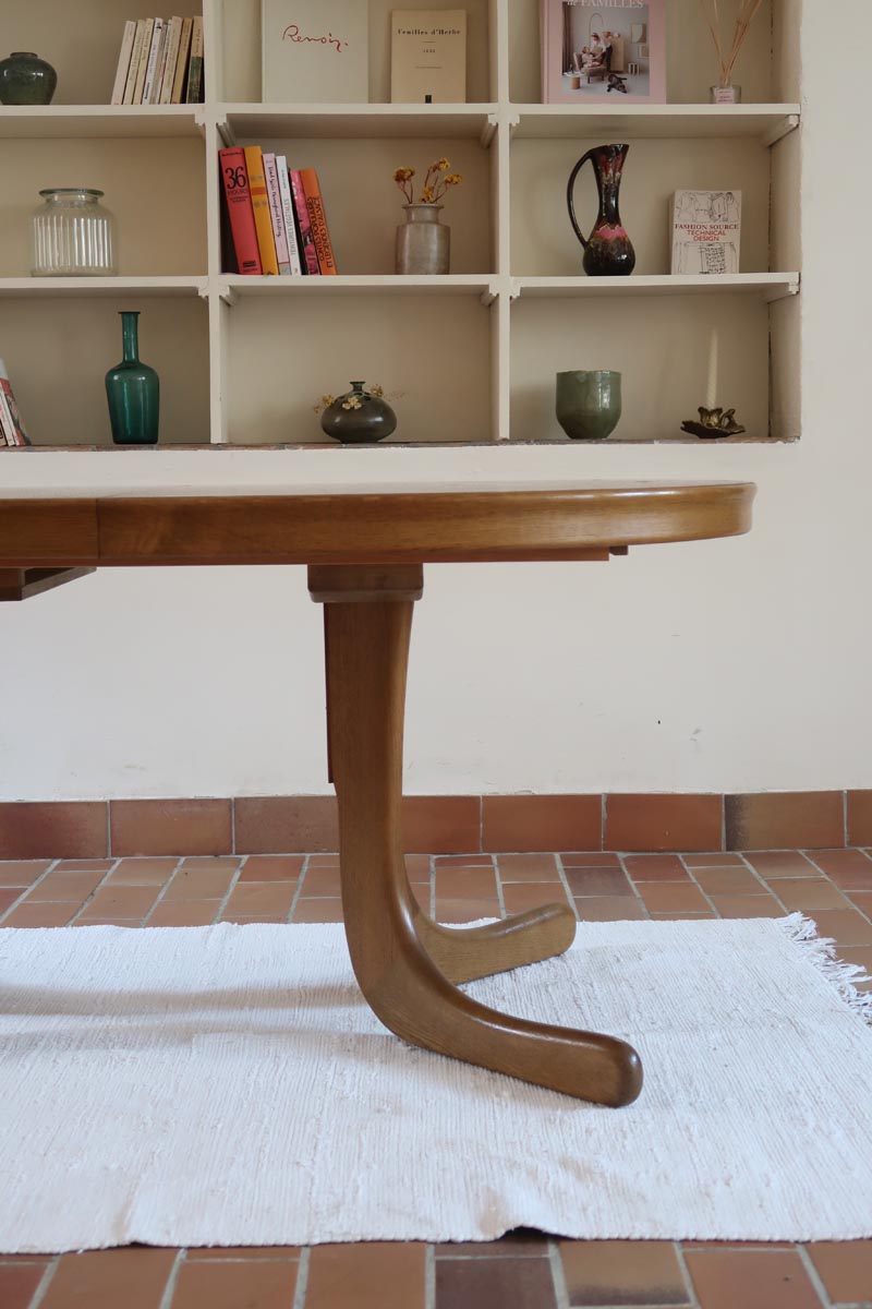Table à manger ovale vintage en chêne massif, années 80, piètement sculptural en forme de patins, plateau en très bon état avec patine naturelle.