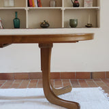 Table à manger ovale vintage en chêne massif, années 80, piètement sculptural en forme de patins, plateau en très bon état avec patine naturelle.