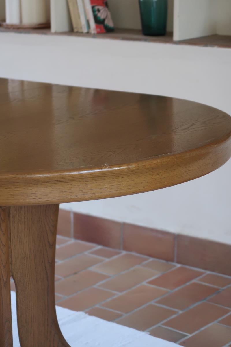 Table à manger ovale vintage en chêne massif, années 80, piètement sculptural en forme de patins, plateau en très bon état avec patine naturelle.