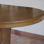 Table à manger ovale vintage en chêne massif, années 80, piètement sculptural en forme de patins, plateau en très bon état avec patine naturelle.