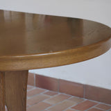 Table à manger ovale vintage en chêne massif, années 80, piètement sculptural en forme de patins, plateau en très bon état avec patine naturelle.