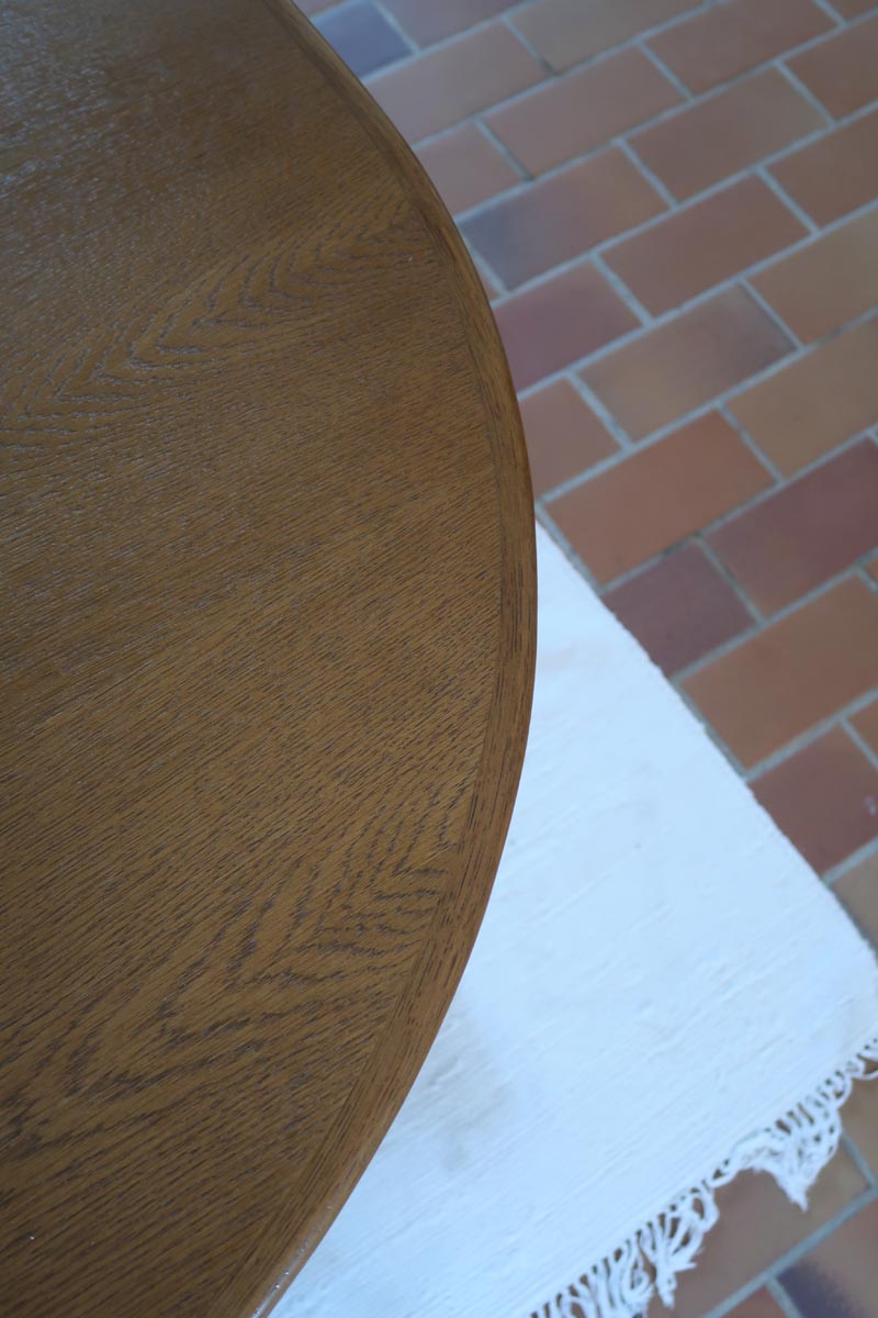 Table à manger ovale vintage en chêne massif, années 80, piètement sculptural en forme de patins, plateau en très bon état avec patine naturelle.