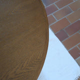 Table à manger ovale vintage en chêne massif, années 80, piètement sculptural en forme de patins, plateau en très bon état avec patine naturelle.