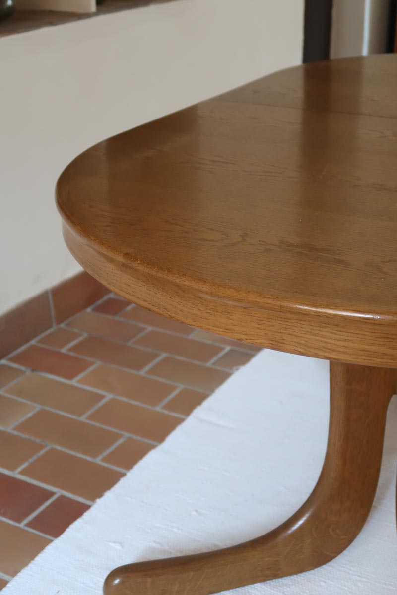 Table à manger ovale vintage en chêne massif, années 80, piètement sculptural en forme de patins, plateau en très bon état avec patine naturelle.