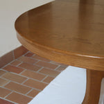 Table à manger ovale vintage en chêne massif, années 80, piètement sculptural en forme de patins, plateau en très bon état avec patine naturelle.