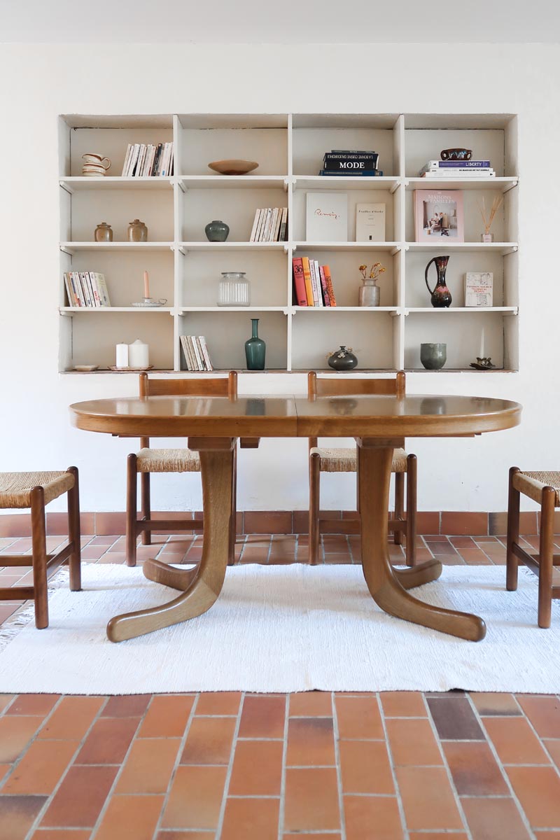 Table à manger ovale vintage en chêne massif, années 80, piètement sculptural en forme de patins, plateau en très bon état avec patine naturelle.