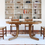 Table à manger ovale vintage en chêne massif, années 80, piètement sculptural en forme de patins, plateau en très bon état avec patine naturelle.