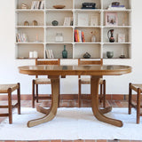 Table à manger ovale vintage en chêne massif, années 80, piètement sculptural en forme de patins, plateau en très bon état avec patine naturelle.