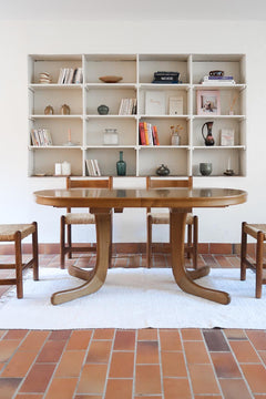 Table à manger ovale vintage en chêne massif, années 80, piètement sculptural en forme de patins, plateau en très bon état avec patine naturelle.
