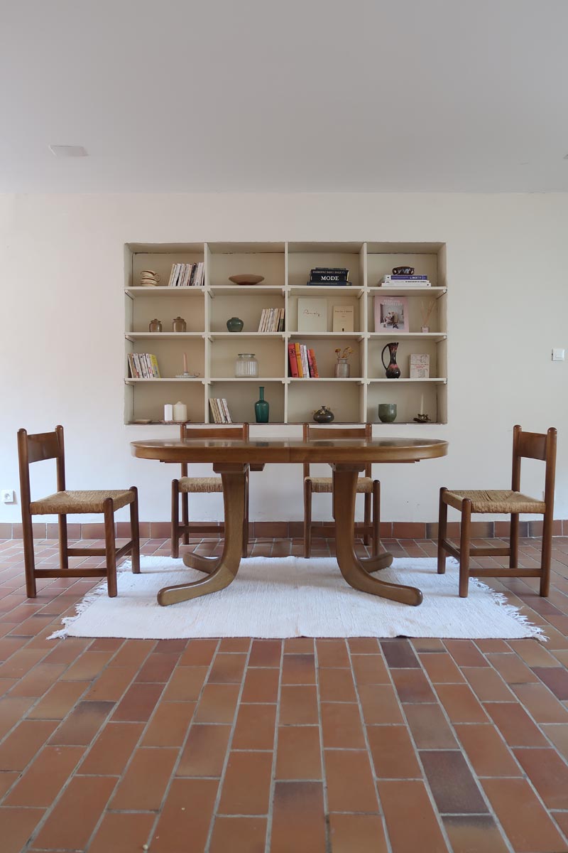 Table à manger ovale vintage en chêne massif, années 80, piètement sculptural en forme de patins, plateau en très bon état avec patine naturelle.