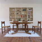 Table à manger ovale vintage en chêne massif, années 80, piètement sculptural en forme de patins, plateau en très bon état avec patine naturelle.