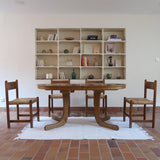 Table à manger ovale vintage en chêne massif, années 80, piètement sculptural en forme de patins, plateau en très bon état avec patine naturelle.