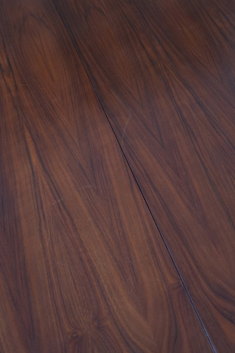 Table à manger ovale en teck avec deux rallonges intégrées, design scandinave des années 60, piètement central en bois.