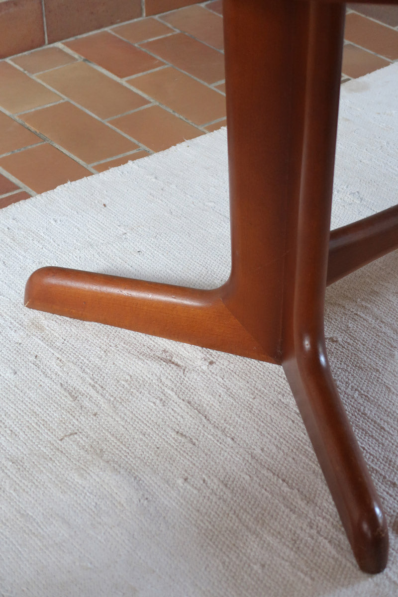 Table à manger ovale en teck avec deux rallonges intégrées, design scandinave des années 60, piètement central en bois.