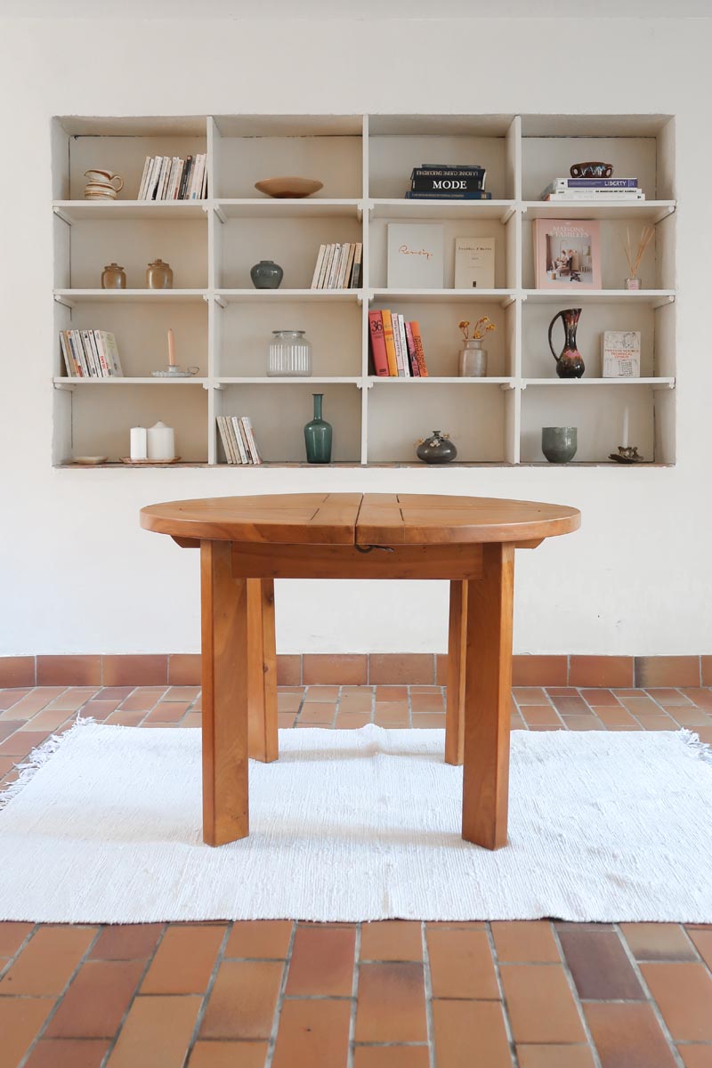 Table ronde extensible en orme massif attribuée à Maison Regain, années 80, plateau à motifs géométriques, rallonge intégrée, patine naturelle.