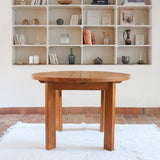 Table ronde extensible en orme massif attribuée à Maison Regain, années 80, plateau à motifs géométriques, rallonge intégrée, patine naturelle.