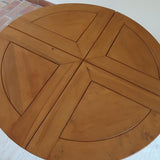 Table ronde extensible en orme massif attribuée à Maison Regain, années 80, plateau à motifs géométriques, rallonge intégrée, patine naturelle.