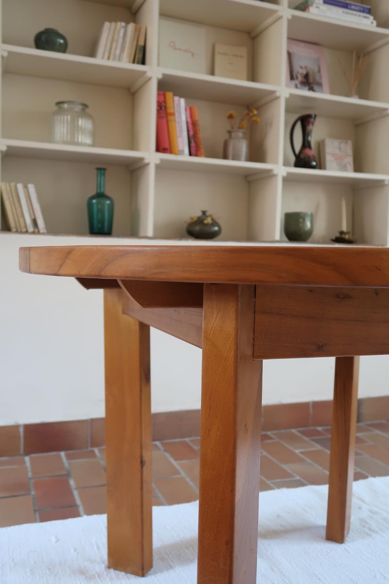 Table ronde extensible en orme massif attribuée à Maison Regain, années 80, plateau à motifs géométriques, rallonge intégrée, patine naturelle.