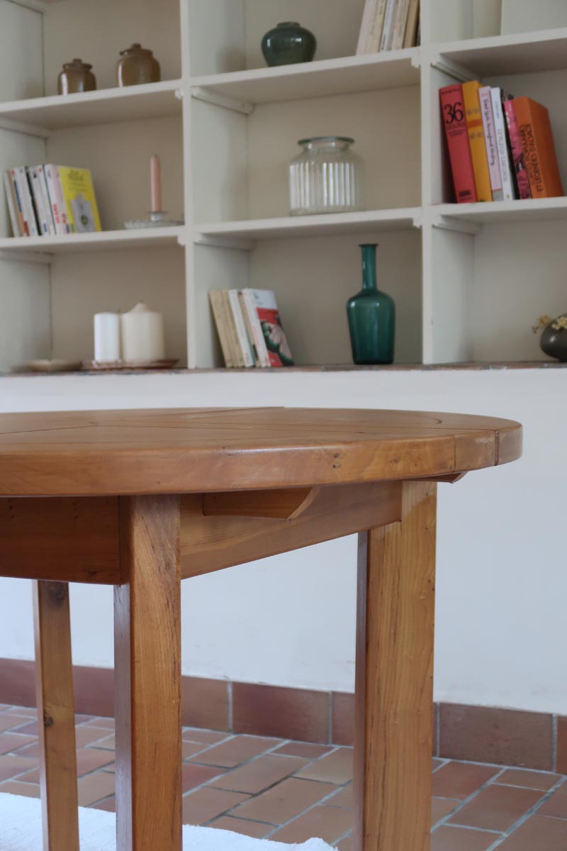 Table ronde extensible en orme massif attribuée à Maison Regain, années 80, plateau à motifs géométriques, rallonge intégrée, patine naturelle.