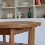 Table ronde extensible en orme massif attribuée à Maison Regain, années 80, plateau à motifs géométriques, rallonge intégrée, patine naturelle.