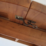 Table ronde extensible en orme massif attribuée à Maison Regain, années 80, plateau à motifs géométriques, rallonge intégrée, patine naturelle.