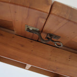 Table ronde extensible en orme massif attribuée à Maison Regain, années 80, plateau à motifs géométriques, rallonge intégrée, patine naturelle.