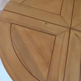 Table ronde extensible en orme massif attribuée à Maison Regain, années 80, plateau à motifs géométriques, rallonge intégrée, patine naturelle.