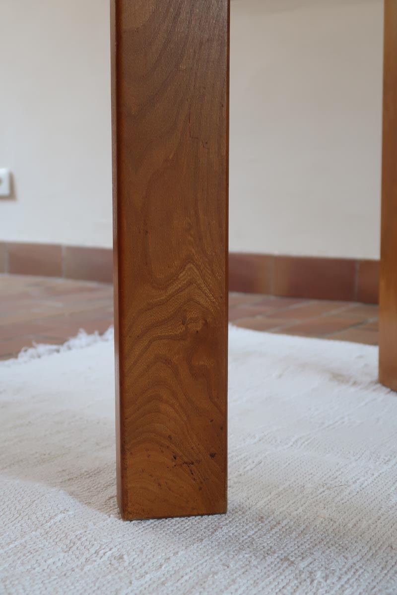 Table ronde extensible en orme massif attribuée à Maison Regain, années 80, plateau à motifs géométriques, rallonge intégrée, patine naturelle.