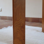 Table ronde extensible en orme massif attribuée à Maison Regain, années 80, plateau à motifs géométriques, rallonge intégrée, patine naturelle.