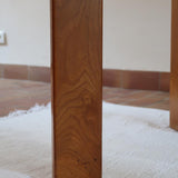 Table ronde extensible en orme massif attribuée à Maison Regain, années 80, plateau à motifs géométriques, rallonge intégrée, patine naturelle.