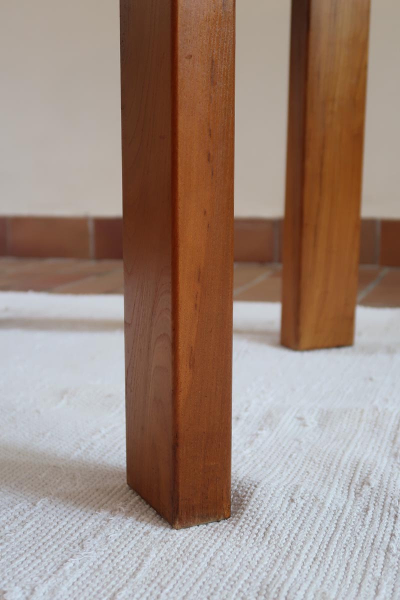 Table ronde extensible en orme massif attribuée à Maison Regain, années 80, plateau à motifs géométriques, rallonge intégrée, patine naturelle.