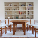 Table ronde extensible en orme massif attribuée à Maison Regain, années 80, plateau à motifs géométriques, rallonge intégrée, patine naturelle.